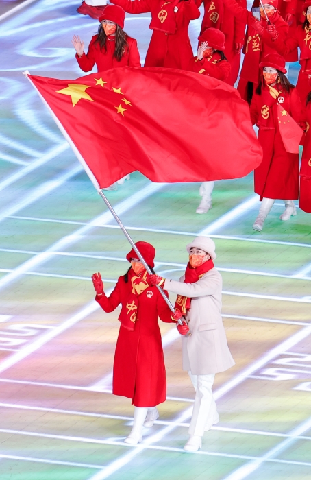 2月4日晚，第二十四届冬季奥林匹克运动会开幕式在北京国家体育场举行。这是中国代表团旗手赵丹（下左）、高亭宇（下右）在开幕式上入场。新华社记者杨磊摄